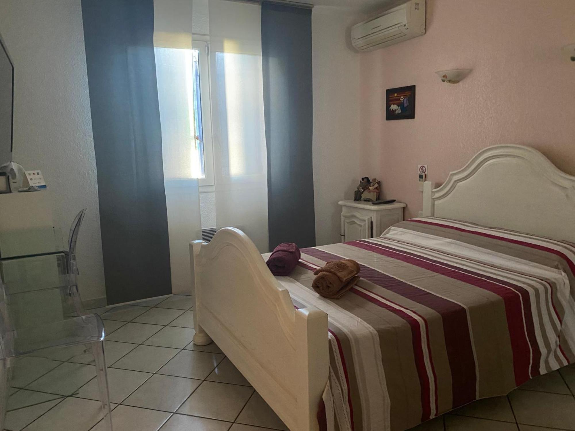 Chambres Table D'Hotes Carpe Diem Villeneuve-la-Riviere Bagian luar foto